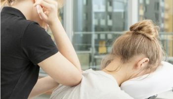 Frau wird im Büro massiert